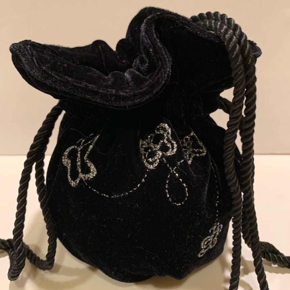 GIRL’S VELVET DRAWSTRING BUTTERFLY PURSE.